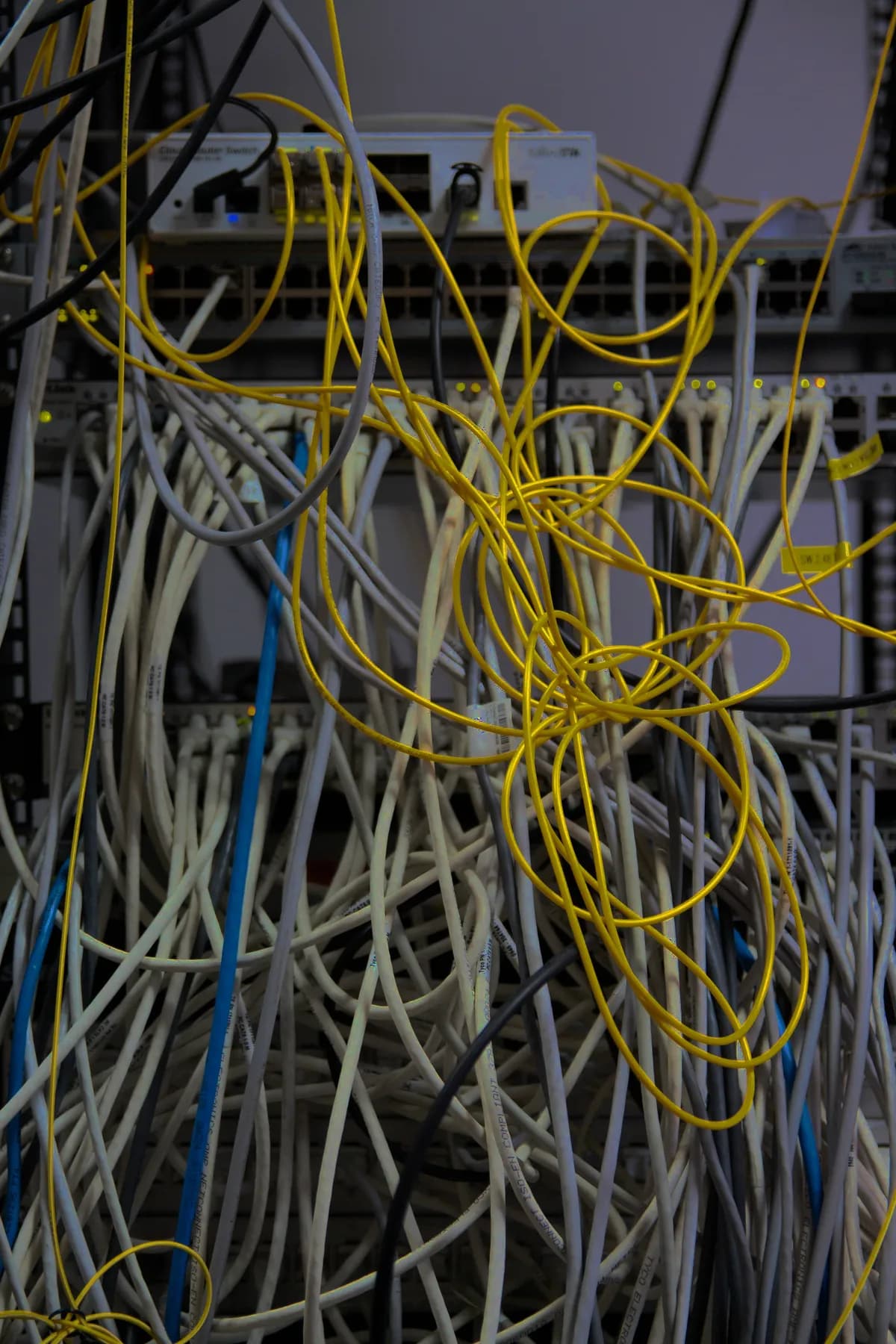 Cable connections in a data center during data migration
