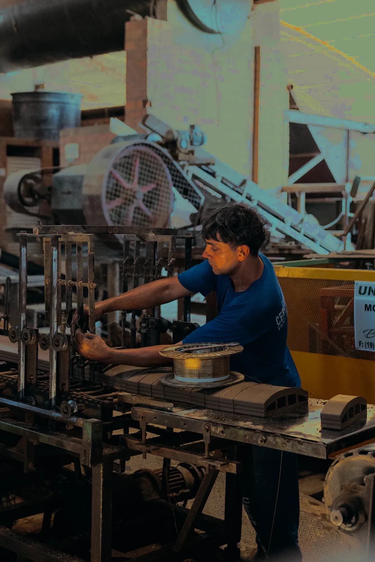 Industriearbeiter an Maschine im Mittelstandsbetrieb